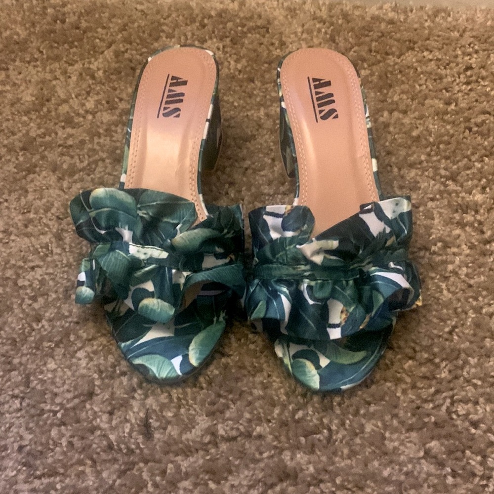 AWS size 5 1/2 block heel sandal.